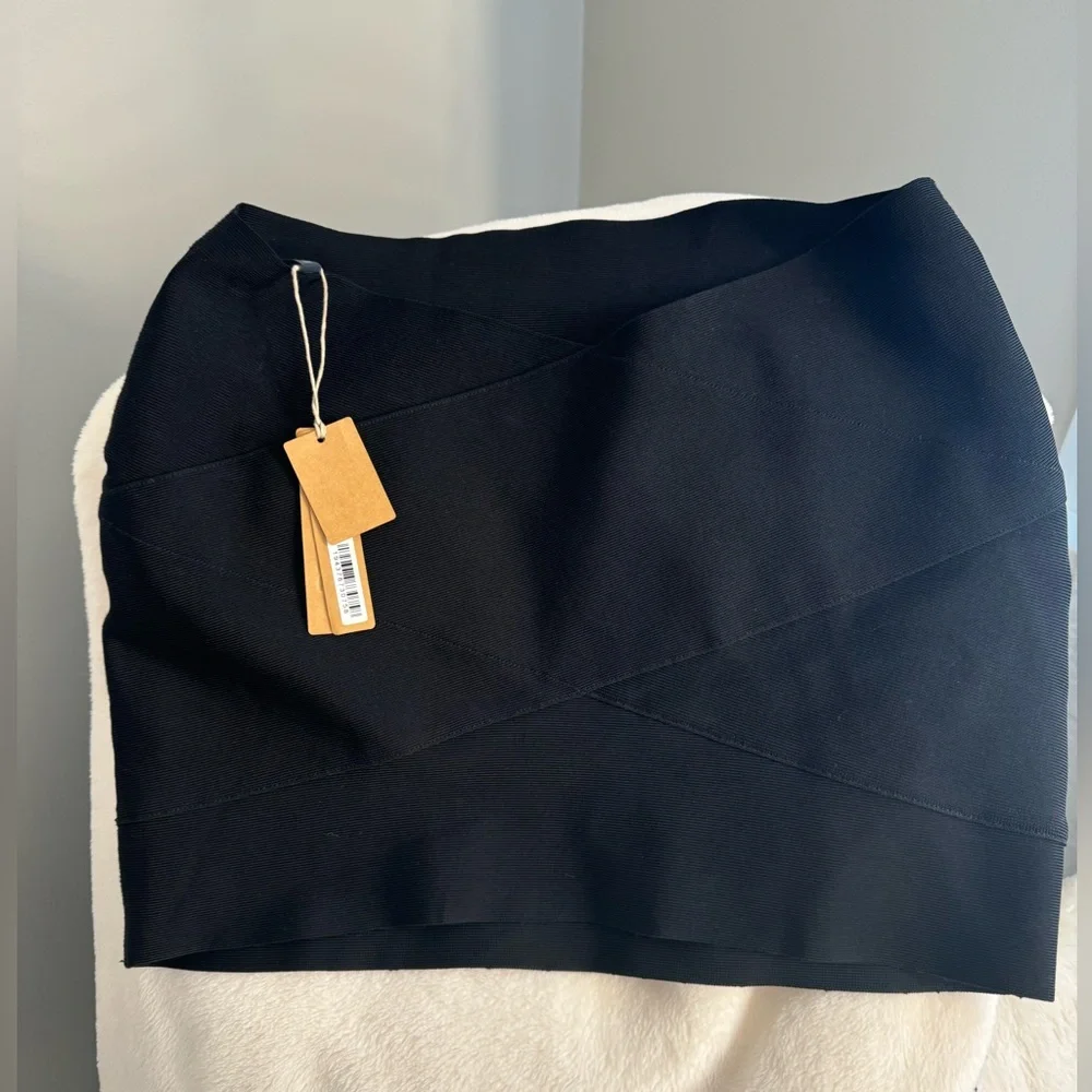 NWT! (In black) Skims Knit beachwear skirt/coverup! Size medium